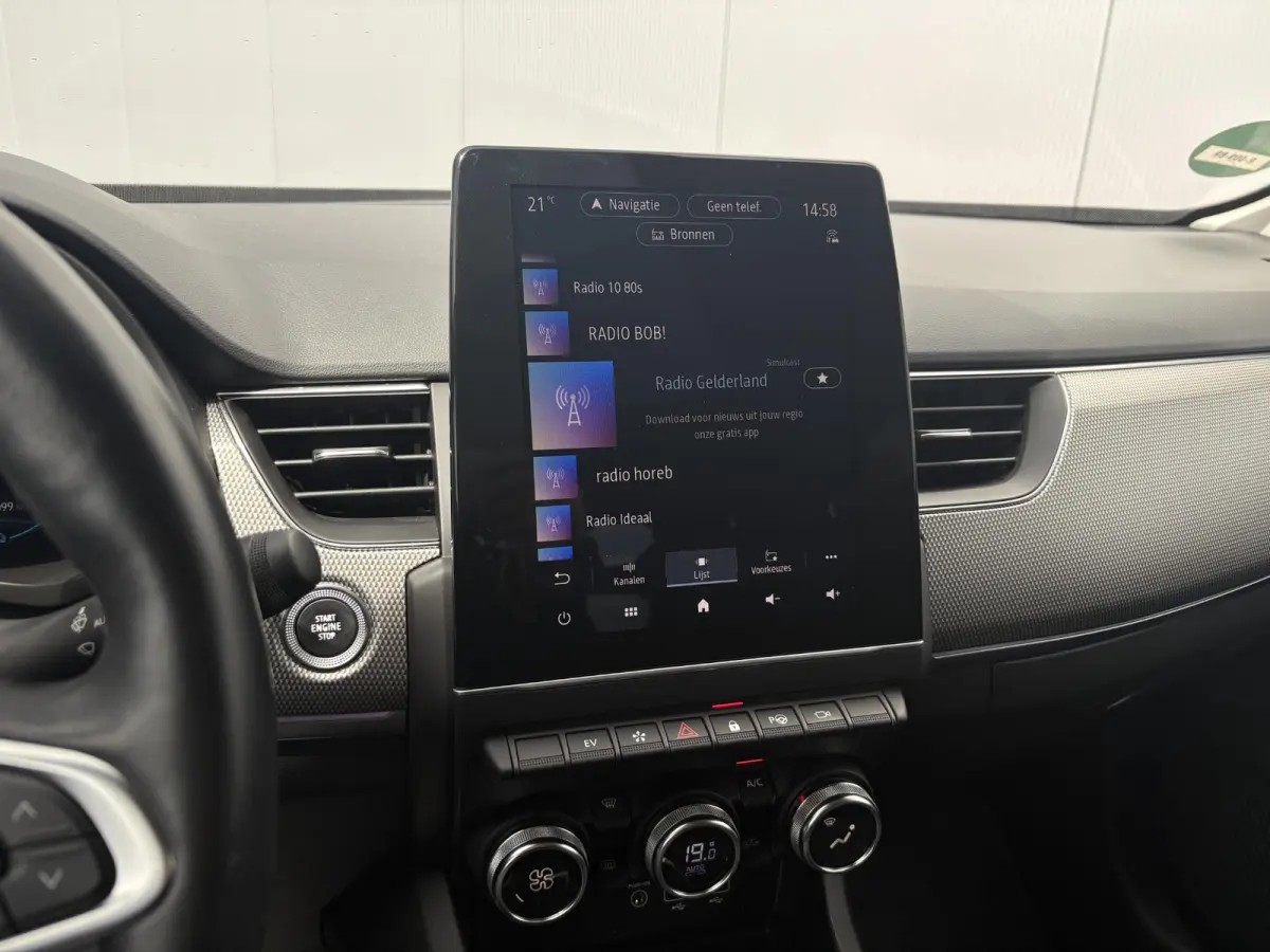 1.6 E-Tech Hybrid 145 Intens / Cruise controle / Electronic climate controle / Navigatie / Stof/kunstlederen bekleding /