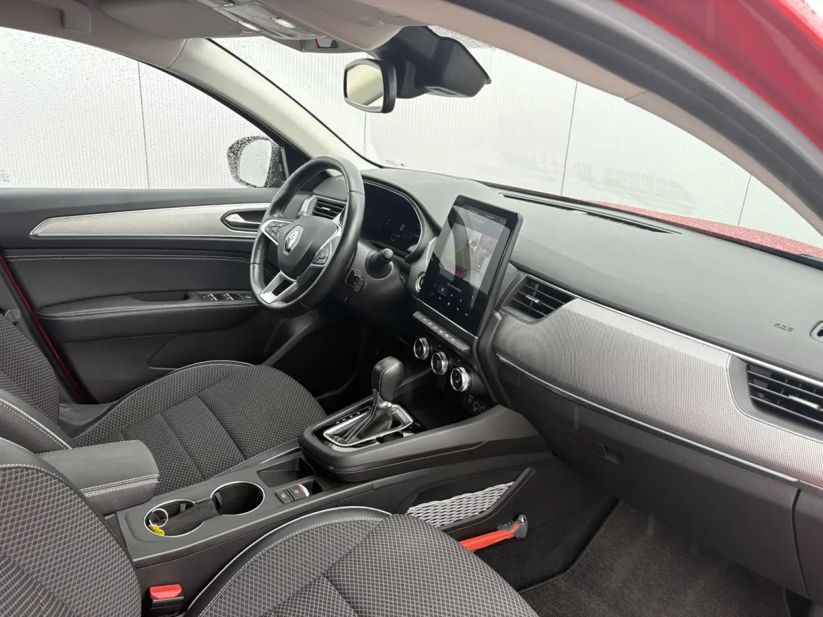 1.6 E-Tech Hybrid 145 Intens / Cruise controle / Electronic climate controle / Navigatie / Stof/kunstlederen bekleding /