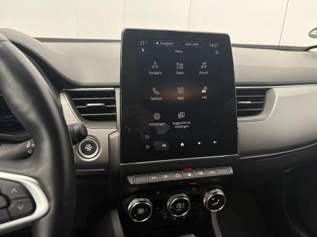 1.6 E-Tech Hybrid 145 Intens / Cruise controle / Electronic climate controle / Navigatie / Stof/kunstlederen bekleding /