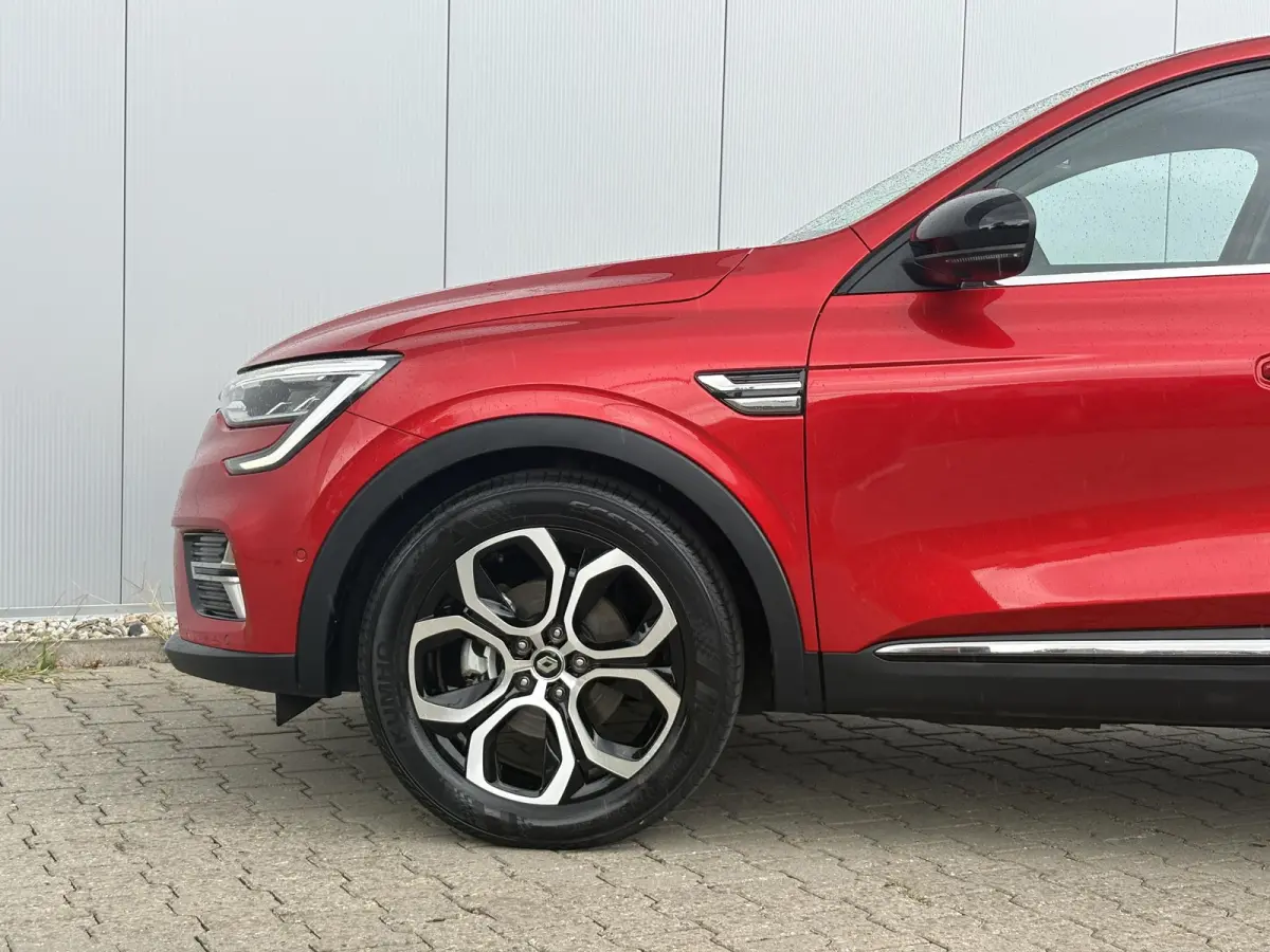 1.6 E-Tech Hybrid 145 Intens / Cruise controle / Electronic climate controle / Navigatie / Stof/kunstlederen bekleding /