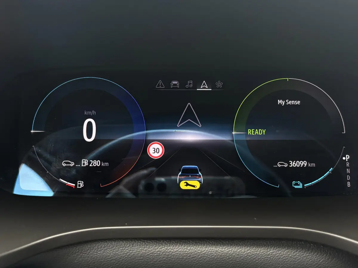 1.6 E-Tech Hybrid 145 Intens / Cruise controle / Electronic climate controle / Navigatie / Stof/kunstlederen bekleding /