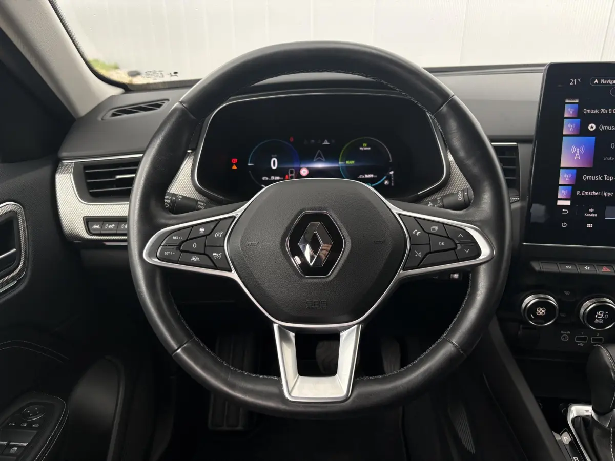 1.6 E-Tech Hybrid 145 Intens / Cruise controle / Electronic climate controle / Navigatie / Stof/kunstlederen bekleding /