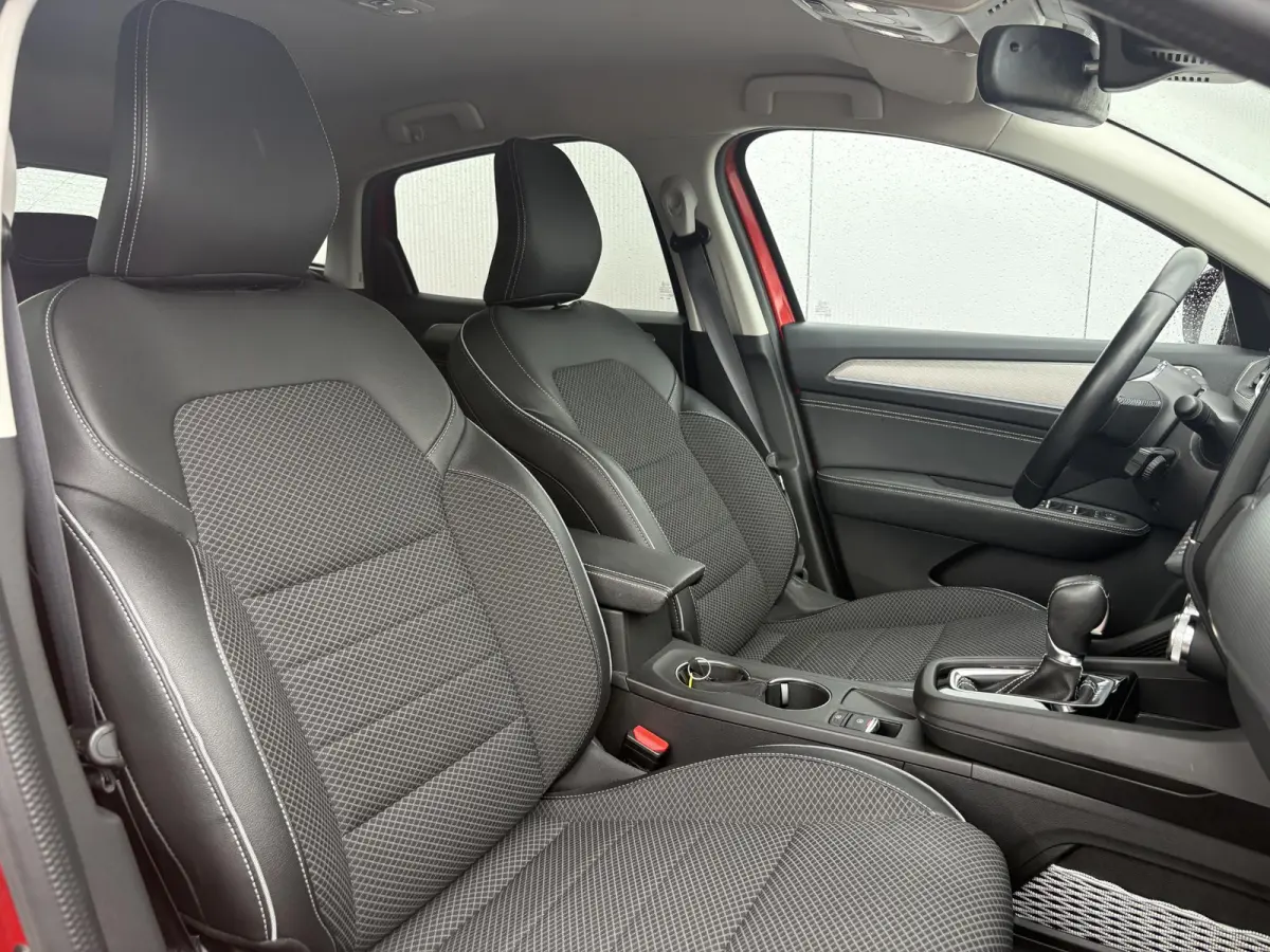 1.6 E-Tech Hybrid 145 Intens / Cruise controle / Electronic climate controle / Navigatie / Stof/kunstlederen bekleding /
