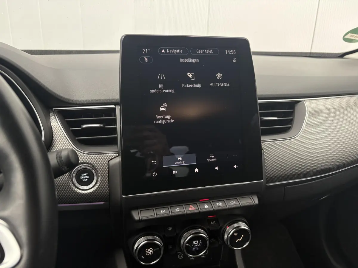 1.6 E-Tech Hybrid 145 Intens / Cruise controle / Electronic climate controle / Navigatie / Stof/kunstlederen bekleding /