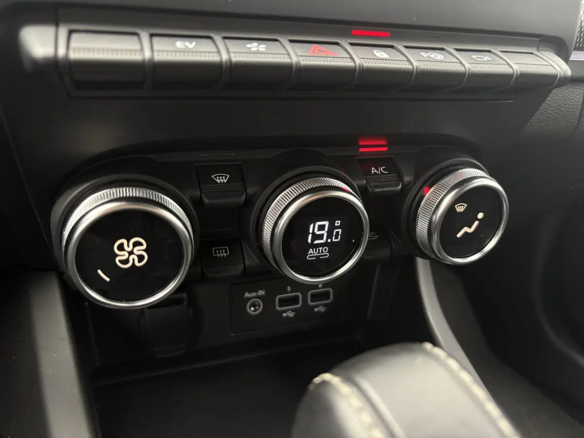 1.6 E-Tech Hybrid 145 Intens / Cruise controle / Electronic climate controle / Navigatie / Stof/kunstlederen bekleding /