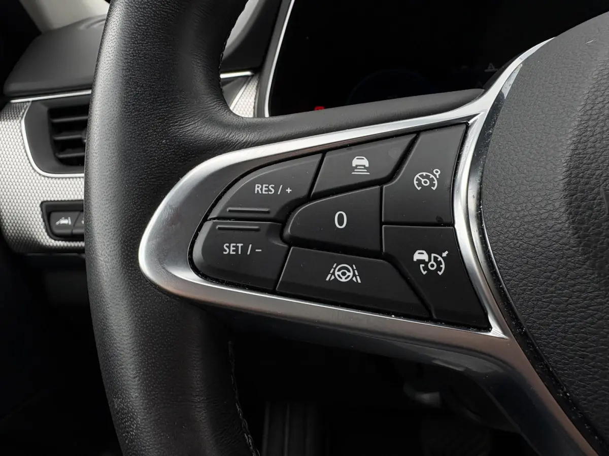 1.6 E-Tech Hybrid 145 Intens / Cruise controle / Electronic climate controle / Navigatie / Stof/kunstlederen bekleding /