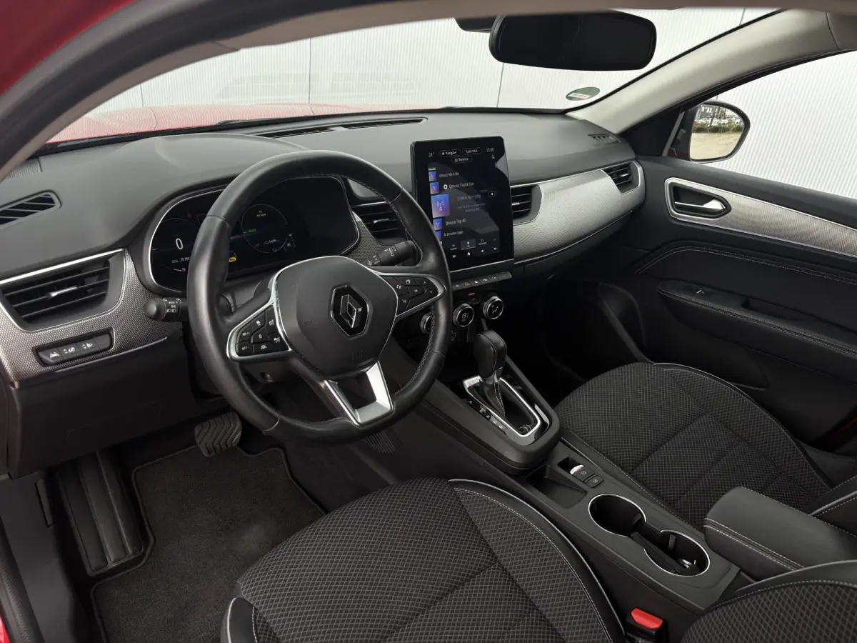 1.6 E-Tech Hybrid 145 Intens / Cruise controle / Electronic climate controle / Navigatie / Stof/kunstlederen bekleding /