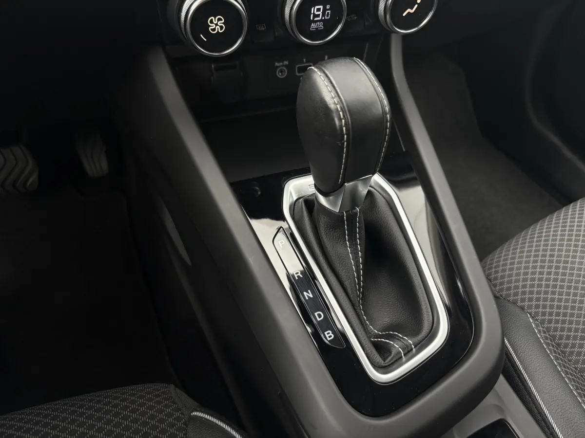 1.6 E-Tech Hybrid 145 Intens / Cruise controle / Electronic climate controle / Navigatie / Stof/kunstlederen bekleding /