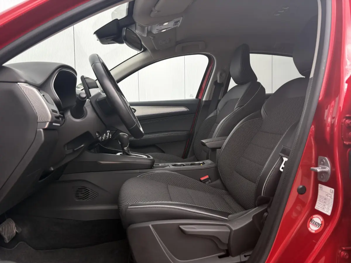 1.6 E-Tech Hybrid 145 Intens / Cruise controle / Electronic climate controle / Navigatie / Stof/kunstlederen bekleding /