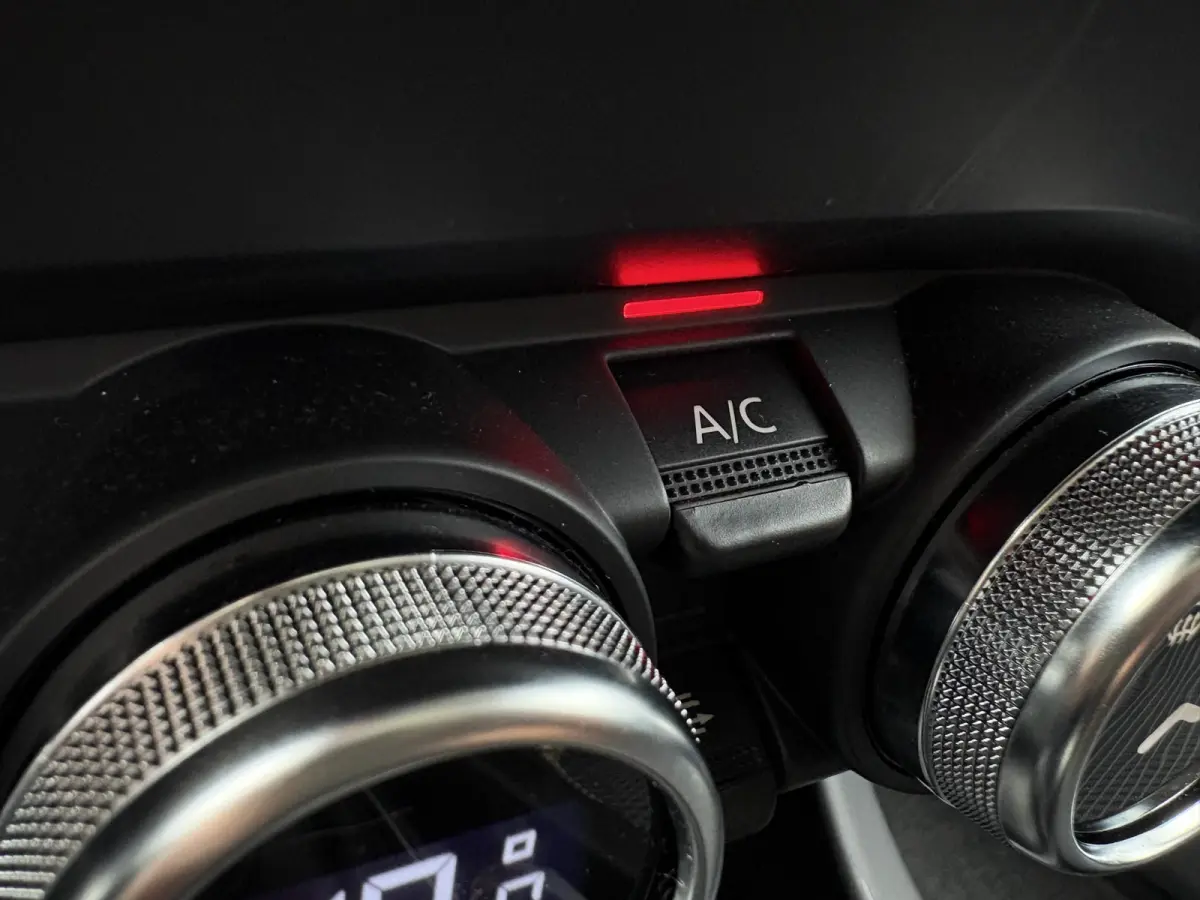 1.6 E-Tech Hybrid 145 Intens / Cruise controle / Electronic climate controle / Navigatie / Stof/kunstlederen bekleding /