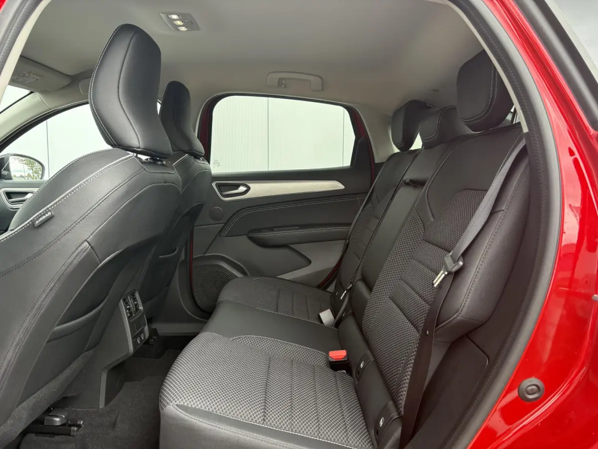 1.6 E-Tech Hybrid 145 Intens / Cruise controle / Electronic climate controle / Navigatie / Stof/kunstlederen bekleding /