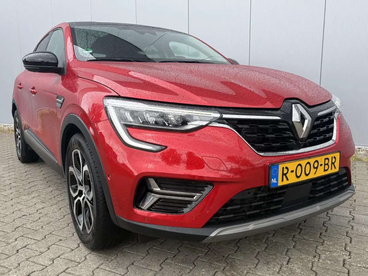 1.6 E-Tech Hybrid 145 Intens / Cruise controle / Electronic climate controle / Navigatie / Stof/kunstlederen bekleding /