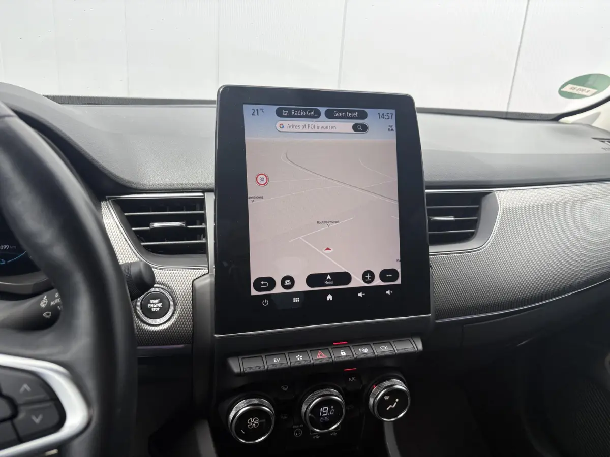 1.6 E-Tech Hybrid 145 Intens / Cruise controle / Electronic climate controle / Navigatie / Stof/kunstlederen bekleding /