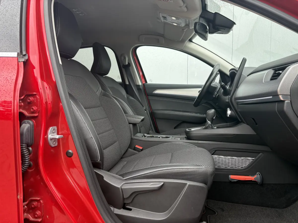 1.6 E-Tech Hybrid 145 Intens / Cruise controle / Electronic climate controle / Navigatie / Stof/kunstlederen bekleding /