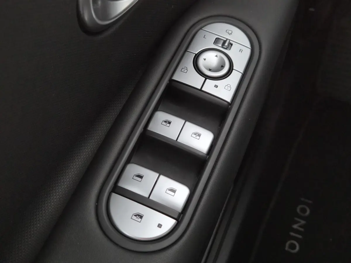 Connect 77.4 kWh / SOH 100% / Trekgewicht 1600 kg / CCS snelladen / Warmtepomp / Rondomzicht camera / Stuur- Stoel & Achterbank verwarming / Adaptief cruise control / Draadloze telefoon lade