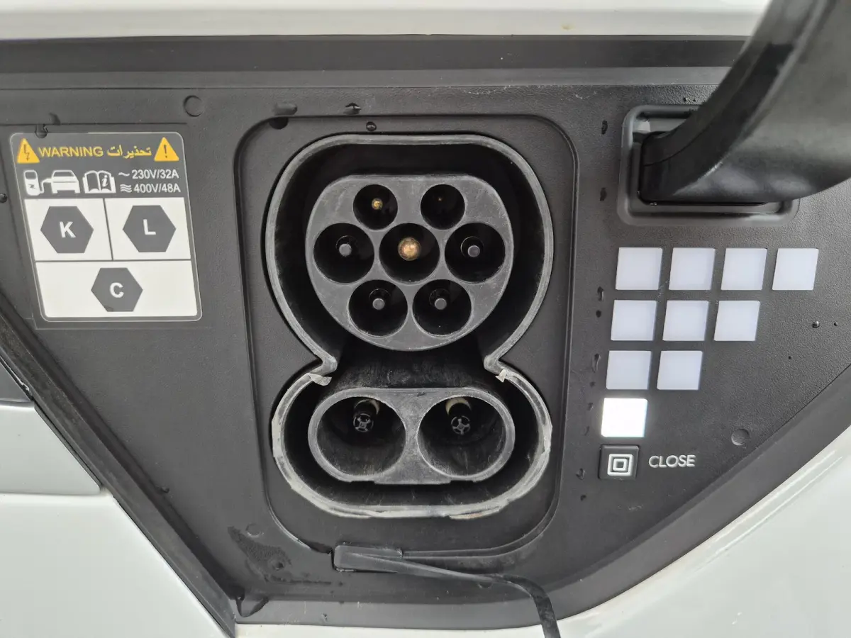 Connect 77.4 kWh / SOH 100% / Trekgewicht 1600 kg / CCS snelladen / Warmtepomp / Rondomzicht camera / Stuur- Stoel & Achterbank verwarming / Adaptief cruise control / Draadloze telefoon lade