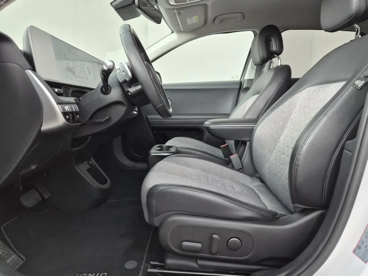 Connect 77.4 kWh / SOH 100% / Trekgewicht 1600 kg / CCS snelladen / Warmtepomp / Rondomzicht camera / Stuur- Stoel & Achterbank verwarming / Adaptief cruise control / Draadloze telefoon lade