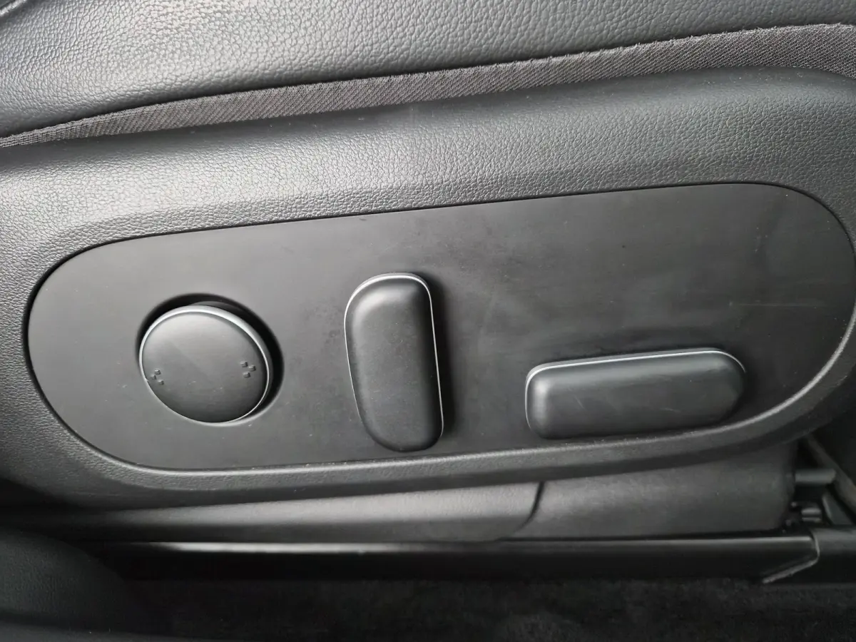 Connect 77.4 kWh / SOH 100% / Trekgewicht 1600 kg / CCS snelladen / Warmtepomp / Rondomzicht camera / Stuur- Stoel & Achterbank verwarming / Adaptief cruise control / Draadloze telefoon lade