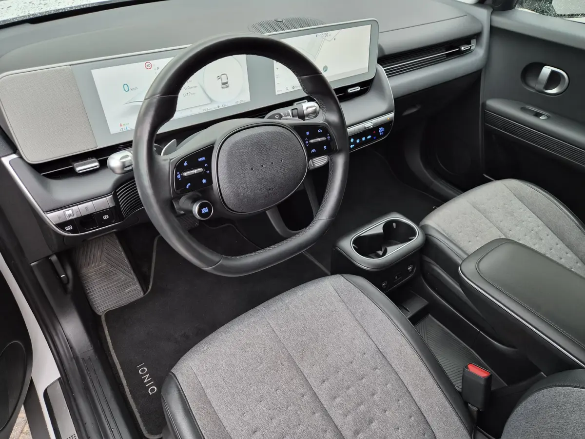 Connect 77.4 kWh / SOH 100% / Trekgewicht 1600 kg / CCS snelladen / Warmtepomp / Rondomzicht camera / Stuur- Stoel & Achterbank verwarming / Adaptief cruise control / Draadloze telefoon lade