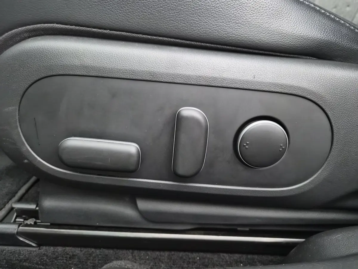 Connect 77.4 kWh / SOH 100% / Trekgewicht 1600 kg / CCS snelladen / Warmtepomp / Rondomzicht camera / Stuur- Stoel & Achterbank verwarming / Adaptief cruise control / Draadloze telefoon lade