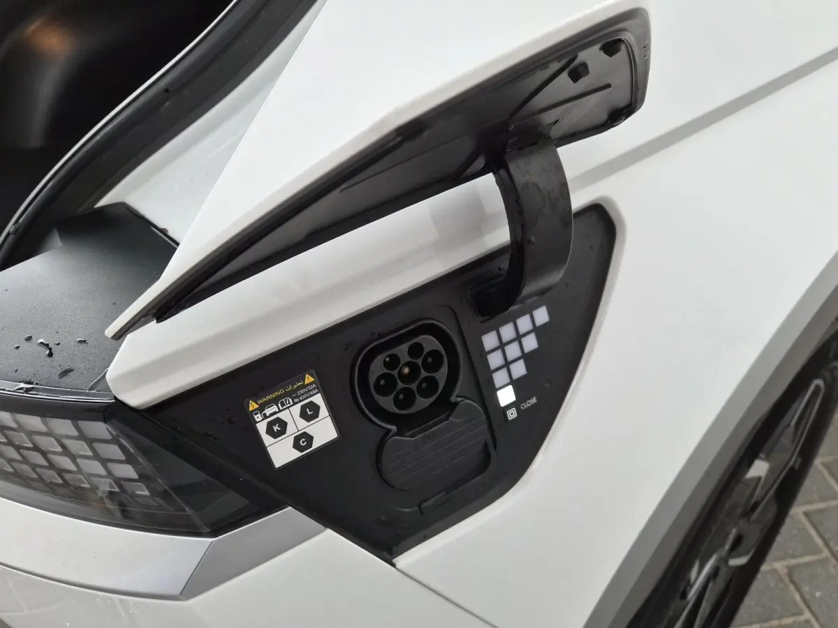Connect 77.4 kWh / SOH 100% / Trekgewicht 1600 kg / CCS snelladen / Warmtepomp / Rondomzicht camera / Stuur- Stoel & Achterbank verwarming / Adaptief cruise control / Draadloze telefoon lade