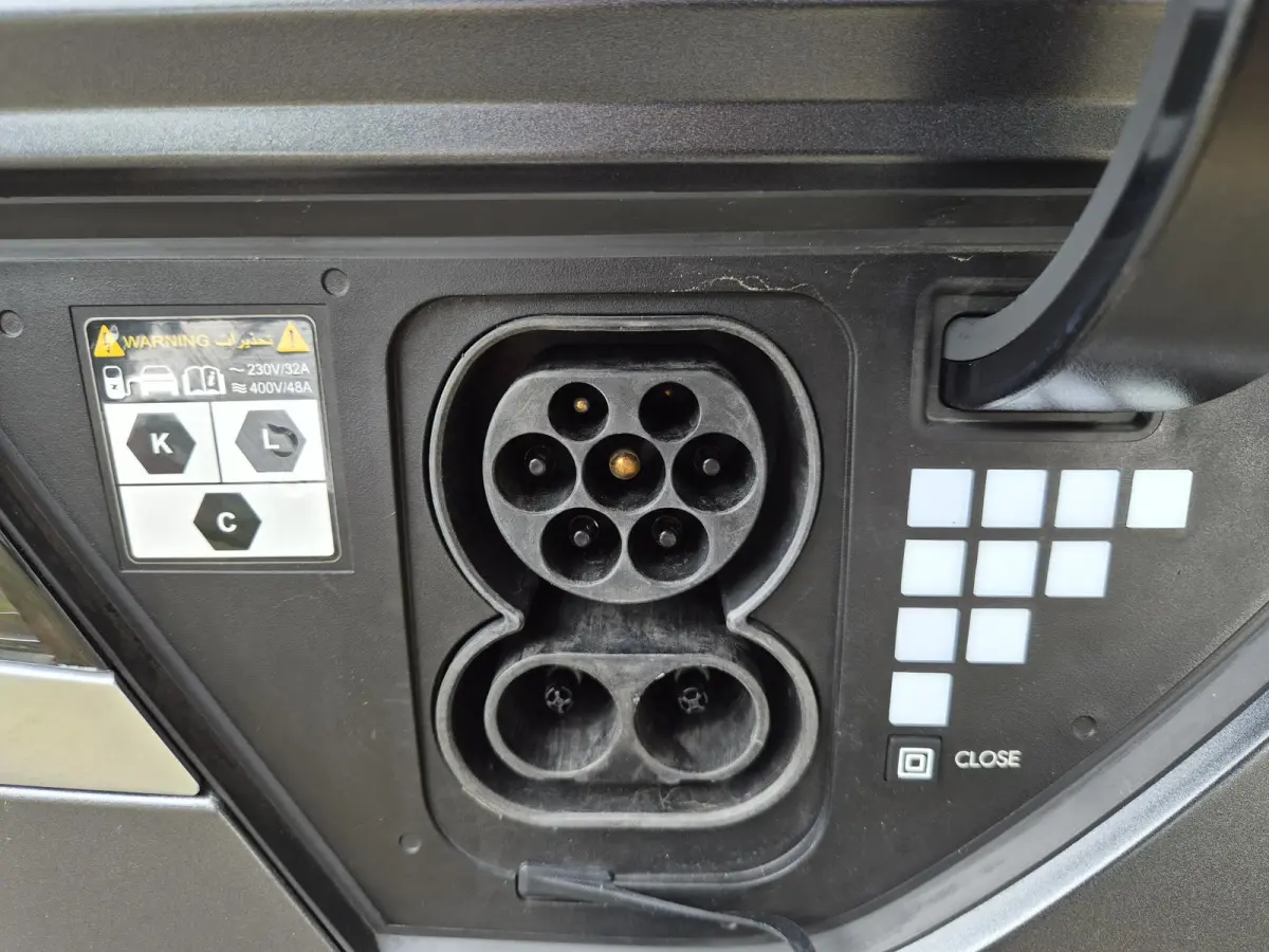 Connect 77.4 kWh / SOH 100% / Fabrieksgarantie tot 04-2028 / Dealer onderhouden / CCS snelladen / WLTP bereik 507 km bereik stad 710 km / Stuur- Stoel & Achterbank verwarming / Trekgewicht 1