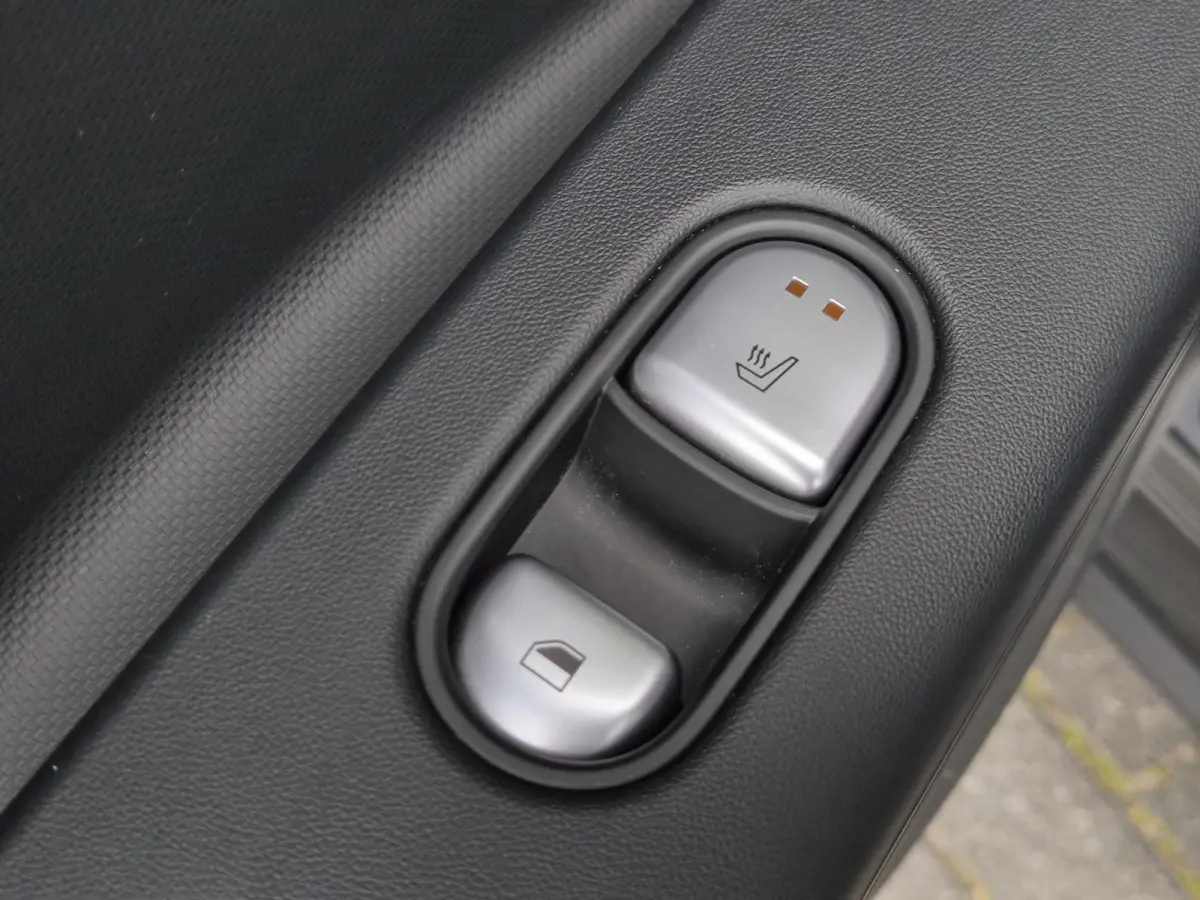 Connect 77.4 kWh / SOH 100% / Fabrieksgarantie tot 04-2028 / Dealer onderhouden / CCS snelladen / WLTP bereik 507 km bereik stad 710 km / Stuur- Stoel & Achterbank verwarming / Trekgewicht 1