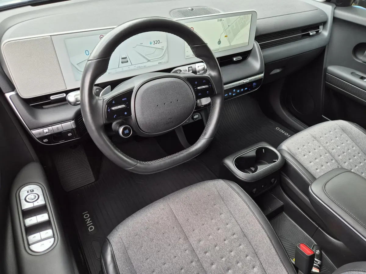 Connect 77.4 kWh / SOH 100% / Fabrieksgarantie tot 04-2028 / Dealer onderhouden / CCS snelladen / WLTP bereik 507 km bereik stad 710 km / Stuur- Stoel & Achterbank verwarming / Trekgewicht 1