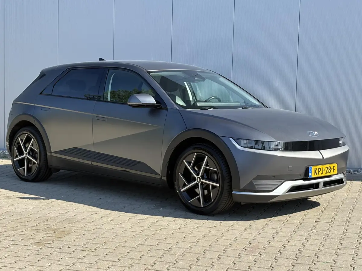 Connect 77.4 kWh / SOH 100% / Fabrieksgarantie tot 04-2028 / Dealer onderhouden / CCS snelladen / WLTP bereik 507 km bereik stad 710 km / Stuur- Stoel & Achterbank verwarming / Trekgewicht 1