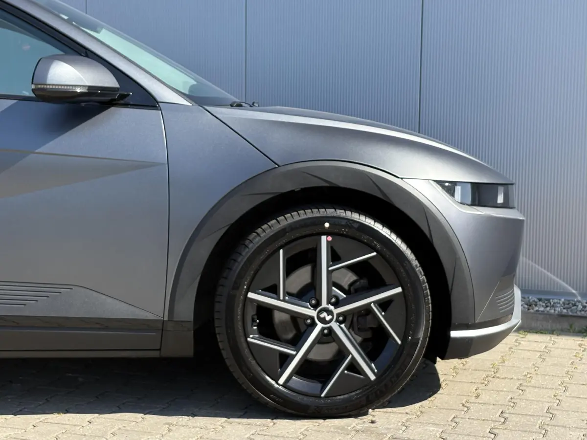 Connect 77.4 kWh / SOH 100% / Fabrieksgarantie tot 04-2028 / Dealer onderhouden / CCS snelladen / WLTP bereik 507 km bereik stad 710 km / Stuur- Stoel & Achterbank verwarming / Trekgewicht 1