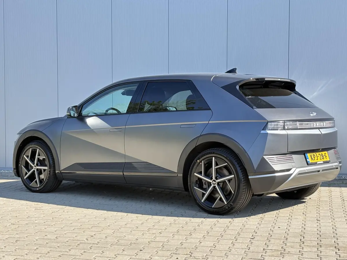 Connect 77.4 kWh / SOH 100% / Fabrieksgarantie tot 04-2028 / Dealer onderhouden / CCS snelladen / WLTP bereik 507 km bereik stad 710 km / Stuur- Stoel & Achterbank verwarming / Trekgewicht 1