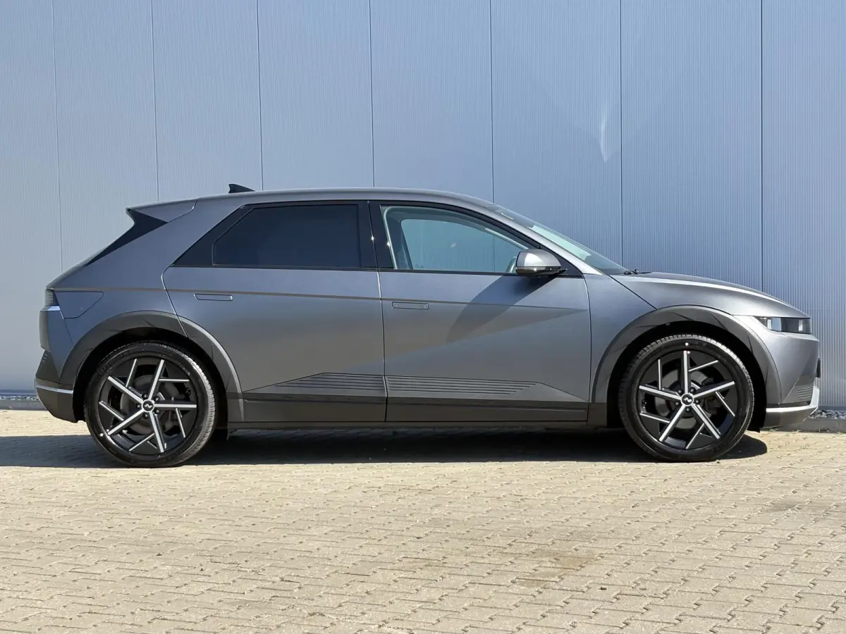 Connect 77.4 kWh / SOH 100% / Fabrieksgarantie tot 04-2028 / Dealer onderhouden / CCS snelladen / WLTP bereik 507 km bereik stad 710 km / Stuur- Stoel & Achterbank verwarming / Trekgewicht 1
