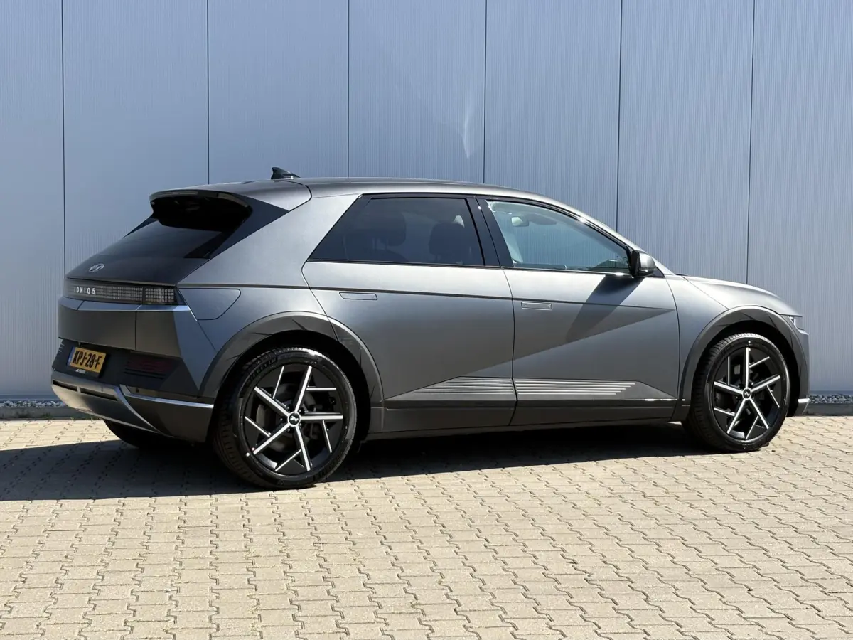 Connect 77.4 kWh / SOH 100% / Fabrieksgarantie tot 04-2028 / Dealer onderhouden / CCS snelladen / WLTP bereik 507 km bereik stad 710 km / Stuur- Stoel & Achterbank verwarming / Trekgewicht 1
