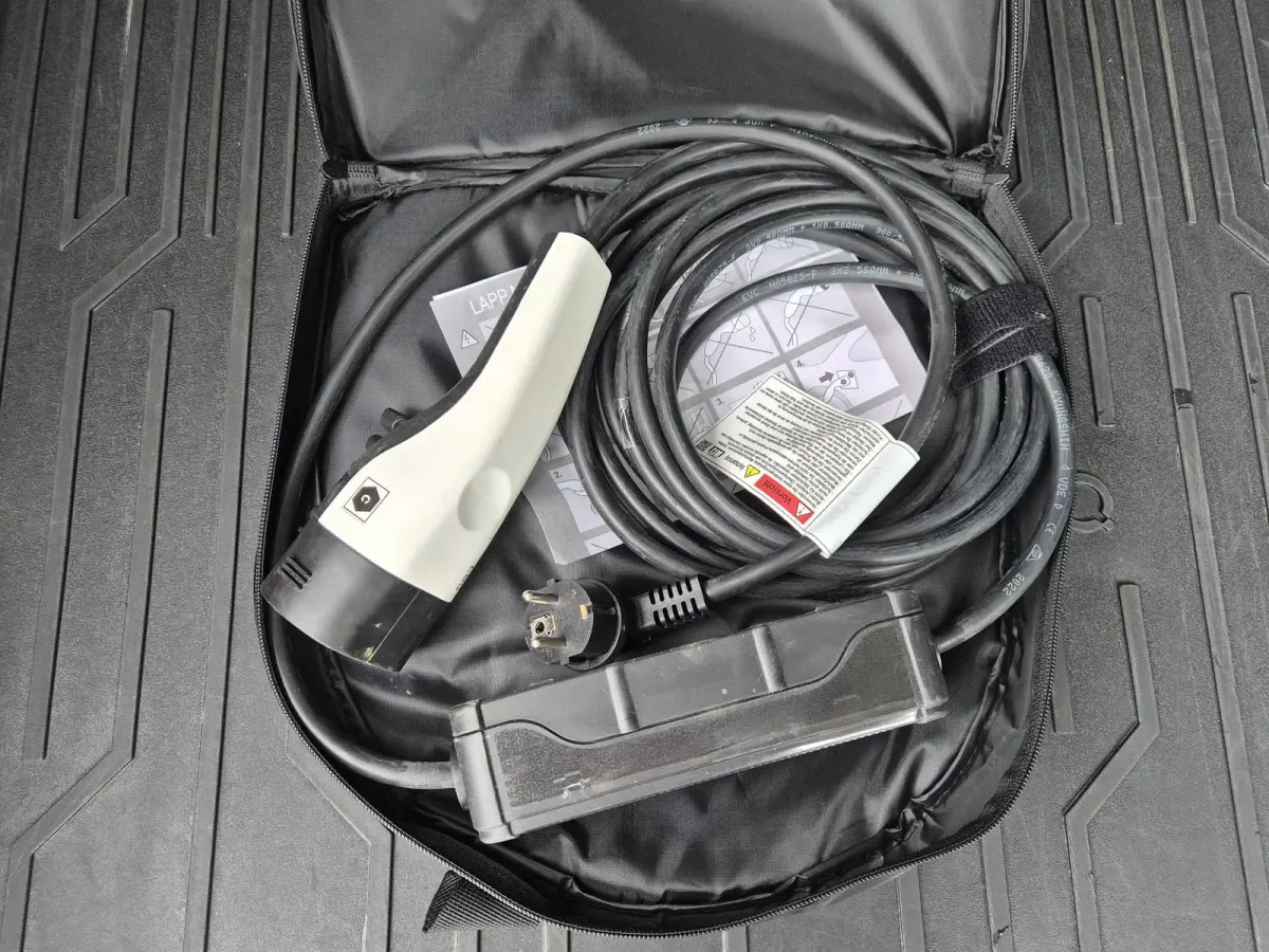 Connect 77.4 kWh / SOH 100% / Fabrieksgarantie tot 04-2028 / Dealer onderhouden / CCS snelladen / WLTP bereik 507 km bereik stad 710 km / Stuur- Stoel & Achterbank verwarming / Trekgewicht 1