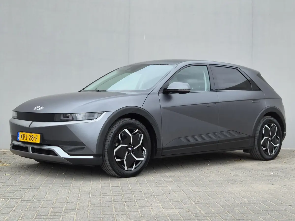 Connect 77.4 kWh / SOH 100% / Fabrieksgarantie tot 04-2028 / Dealer onderhouden / CCS snelladen / WLTP bereik 507 km bereik stad 710 km / Stuur- Stoel & Achterbank verwarming / Trekgewicht 1