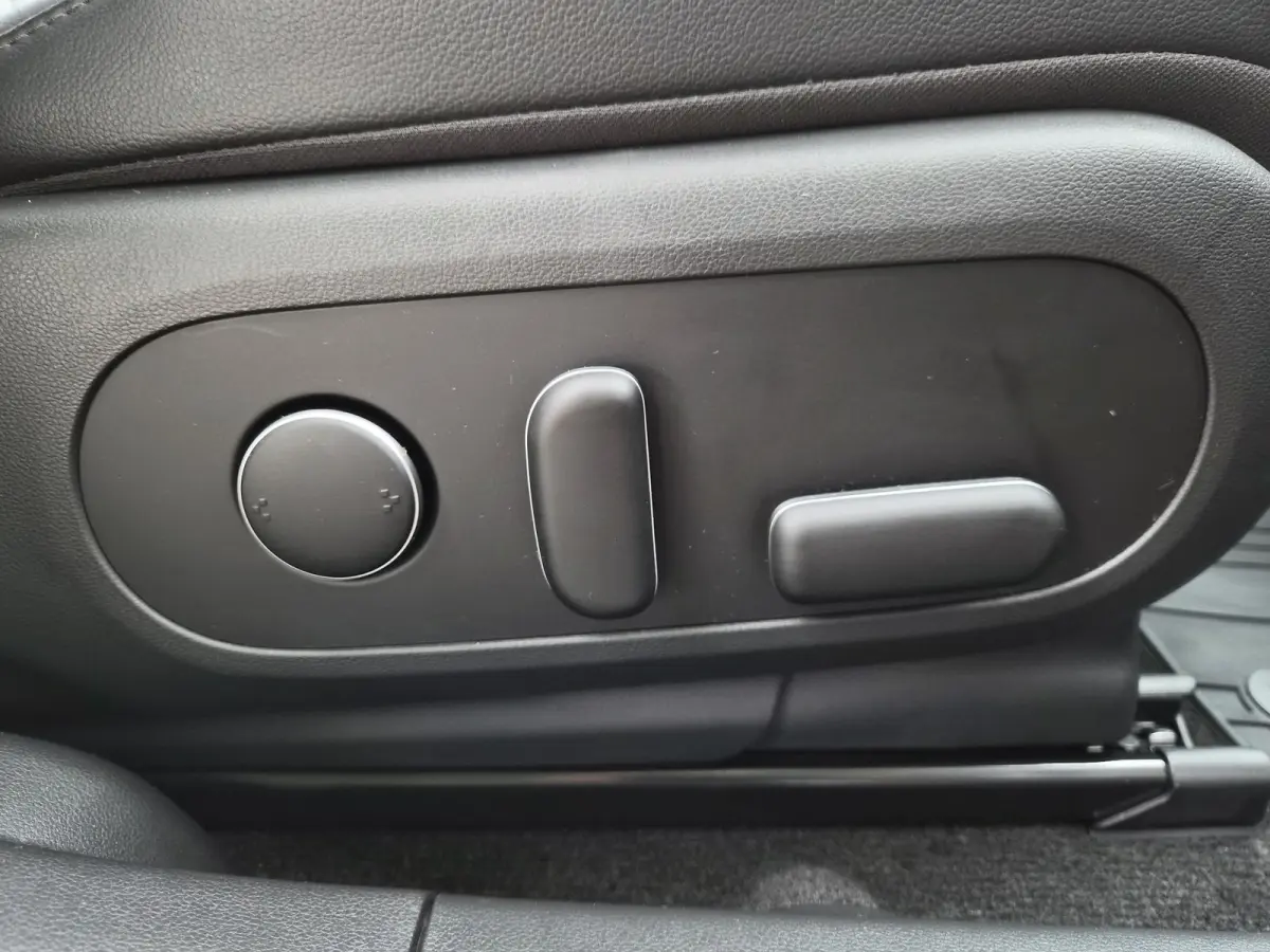 Connect 77.4 kWh / SOH 100% / Fabrieksgarantie tot 04-2028 / Dealer onderhouden / CCS snelladen / WLTP bereik 507 km bereik stad 710 km / Stuur- Stoel & Achterbank verwarming / Trekgewicht 1