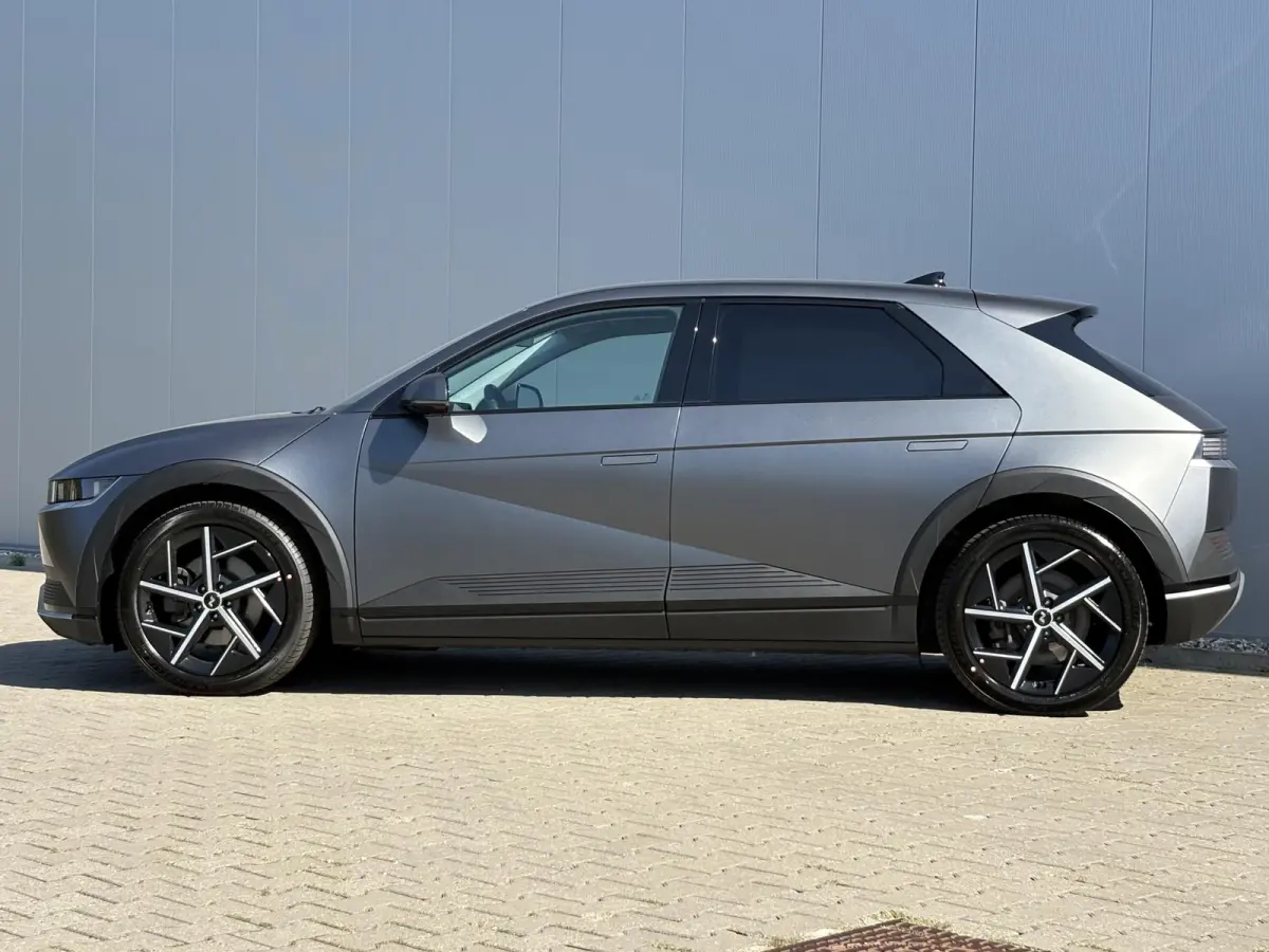 Connect 77.4 kWh / SOH 100% / Fabrieksgarantie tot 04-2028 / Dealer onderhouden / CCS snelladen / WLTP bereik 507 km bereik stad 710 km / Stuur- Stoel & Achterbank verwarming / Trekgewicht 1