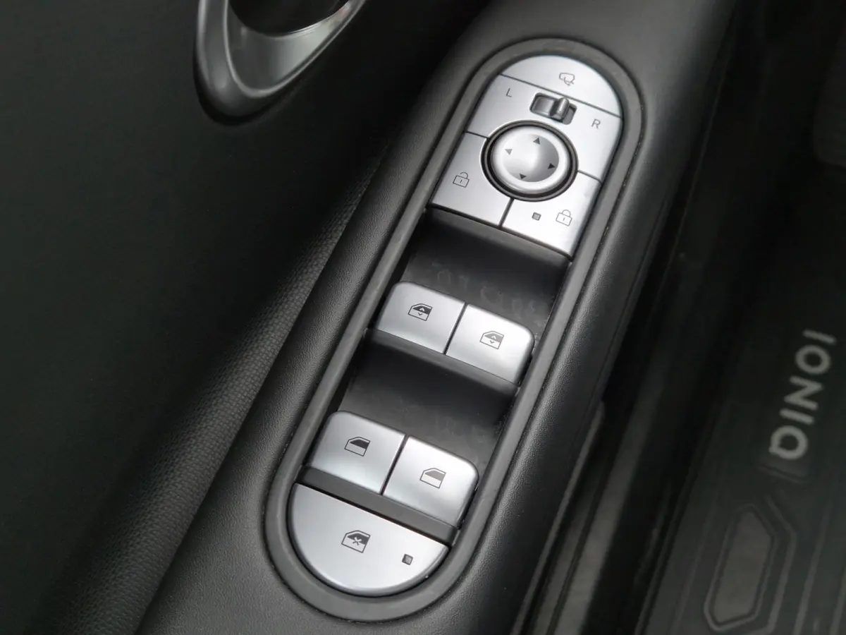 Connect 77.4 kWh / SOH 100% / Fabrieksgarantie tot 04-2028 / Dealer onderhouden / CCS snelladen / WLTP bereik 507 km bereik stad 710 km / Stuur- Stoel & Achterbank verwarming / Trekgewicht 1