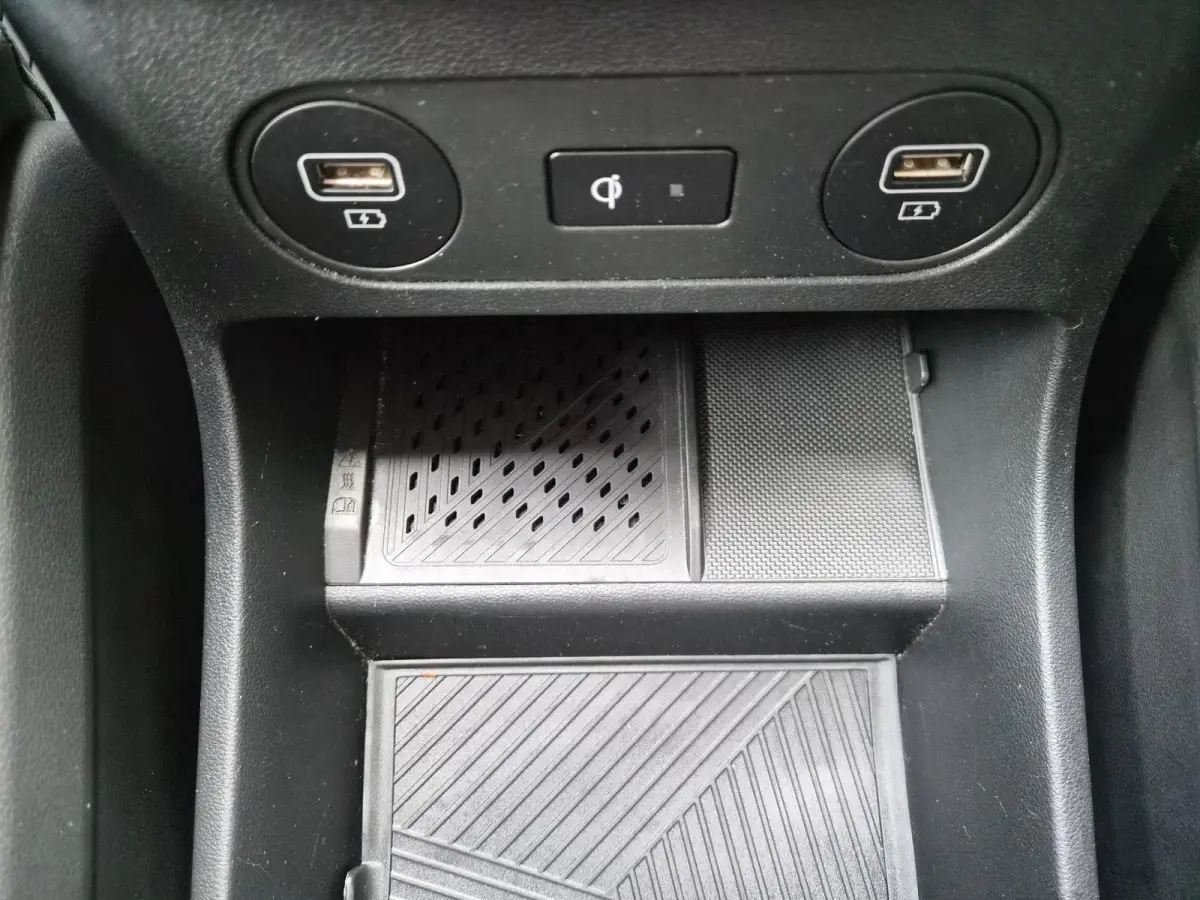 Connect 77.4 kWh / SOH 100% / Fabrieksgarantie tot 04-2028 / Dealer onderhouden / CCS snelladen / WLTP bereik 507 km bereik stad 710 km / Stuur- Stoel & Achterbank verwarming / Trekgewicht 1