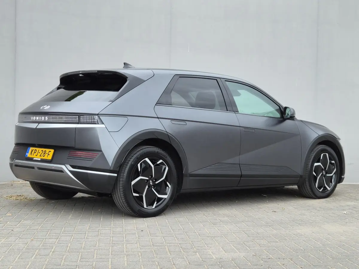 Connect 77.4 kWh / SOH 100% / Fabrieksgarantie tot 04-2028 / Dealer onderhouden / CCS snelladen / WLTP bereik 507 km bereik stad 710 km / Stuur- Stoel & Achterbank verwarming / Trekgewicht 1