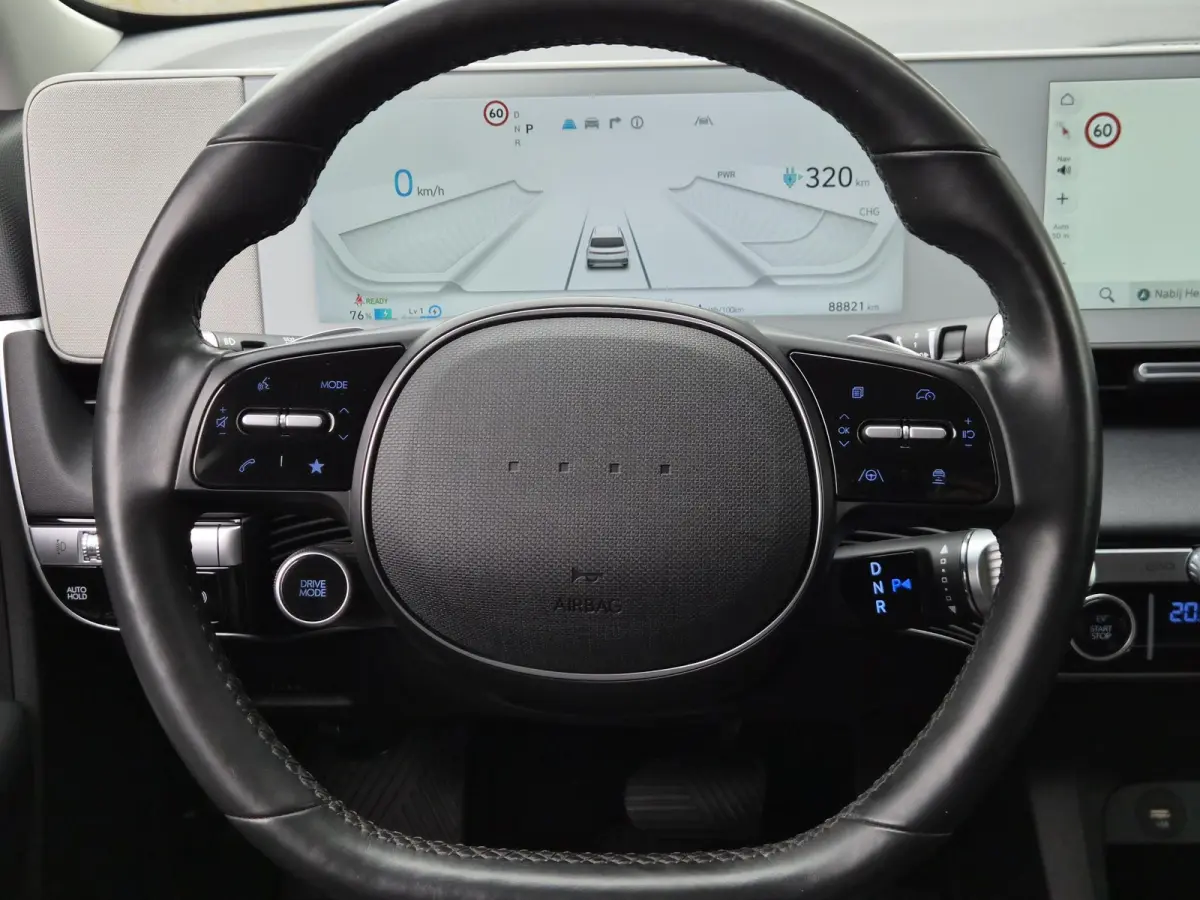 Connect 77.4 kWh / SOH 100% / Fabrieksgarantie tot 04-2028 / Dealer onderhouden / CCS snelladen / WLTP bereik 507 km bereik stad 710 km / Stuur- Stoel & Achterbank verwarming / Trekgewicht 1