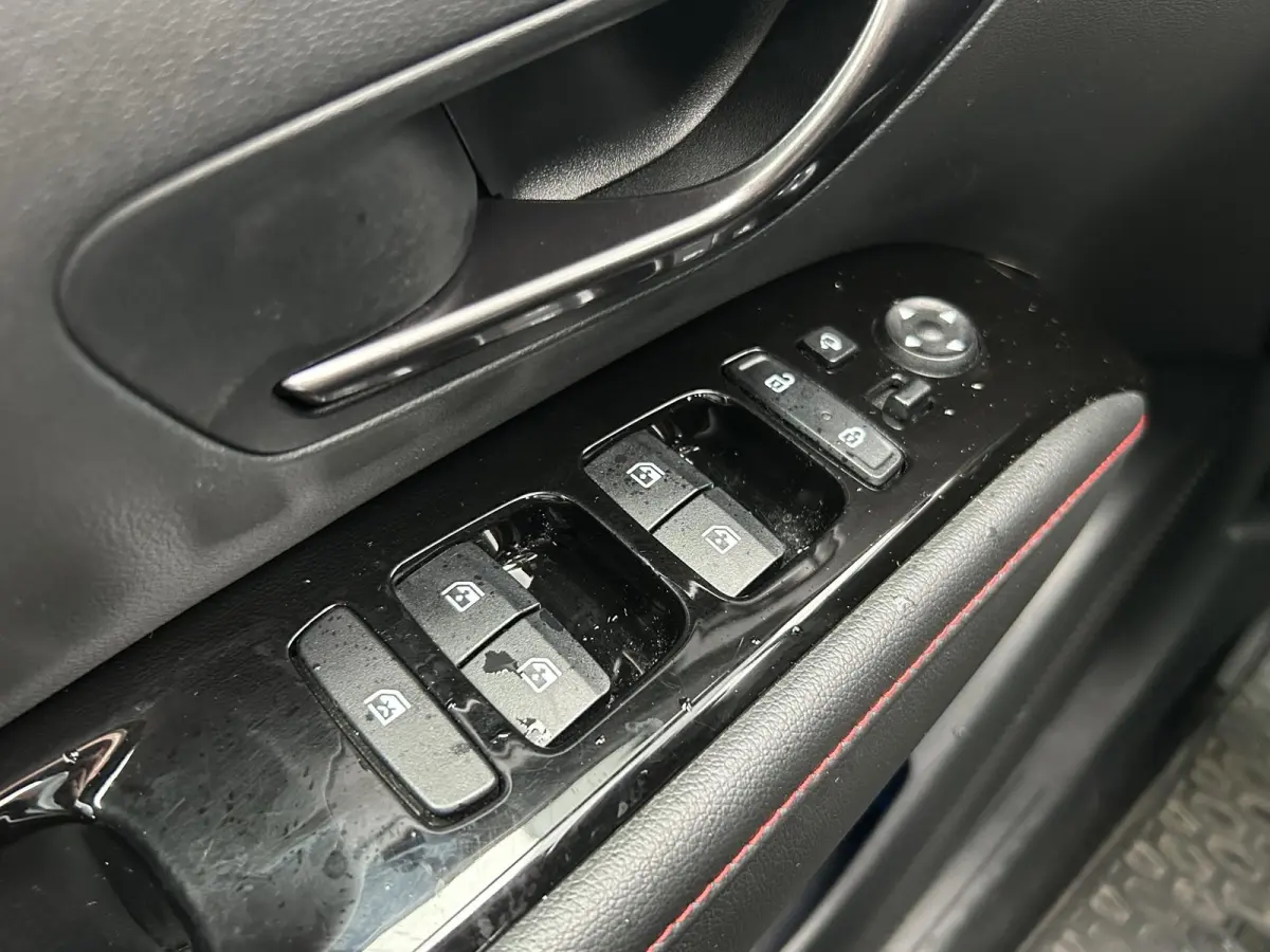 1.6 T-GDI HEV N Line Sky / Trekhaak Afneembaar 1650 KG Trekgewicht / Navigatie / Airco Automatisch / Stoelverwarming Voor & Achterin / Stuurwiel Verwarming / | Achterbank verwarmd | Apple Ca