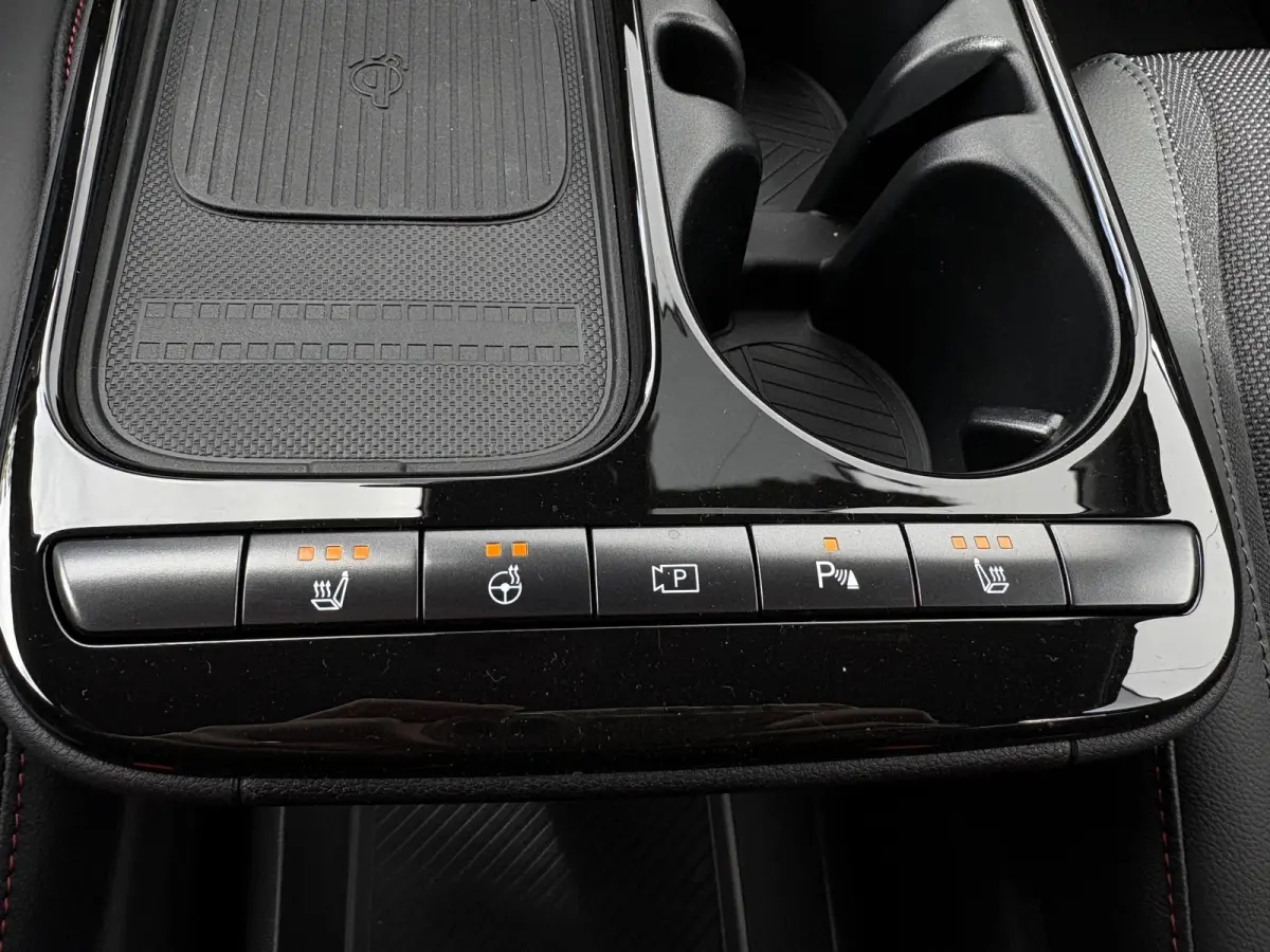 N Line Business 84 kWh / Ultimate Red / 20" lichtmetalen velgen / Apple Carplay/Android Auto / Achterruitrijcamera / Adaptieve Cruise control / DAB ontvanger / Dodehoekdetectie met correctie
