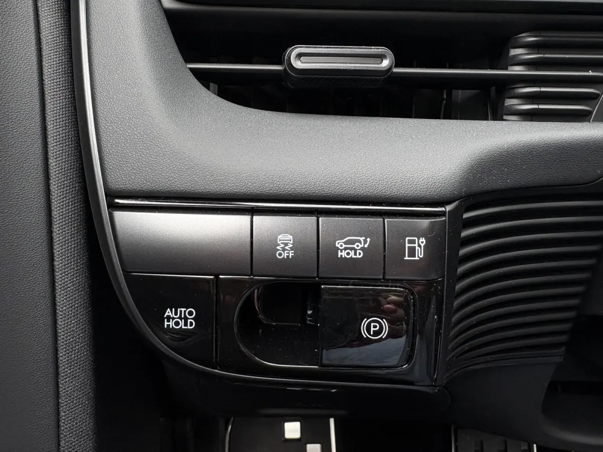 N Line Business 84 kWh / Ultimate Red / 20" lichtmetalen velgen / Apple Carplay/Android Auto / Achterruitrijcamera / Adaptieve Cruise control / DAB ontvanger / Dodehoekdetectie met correctie