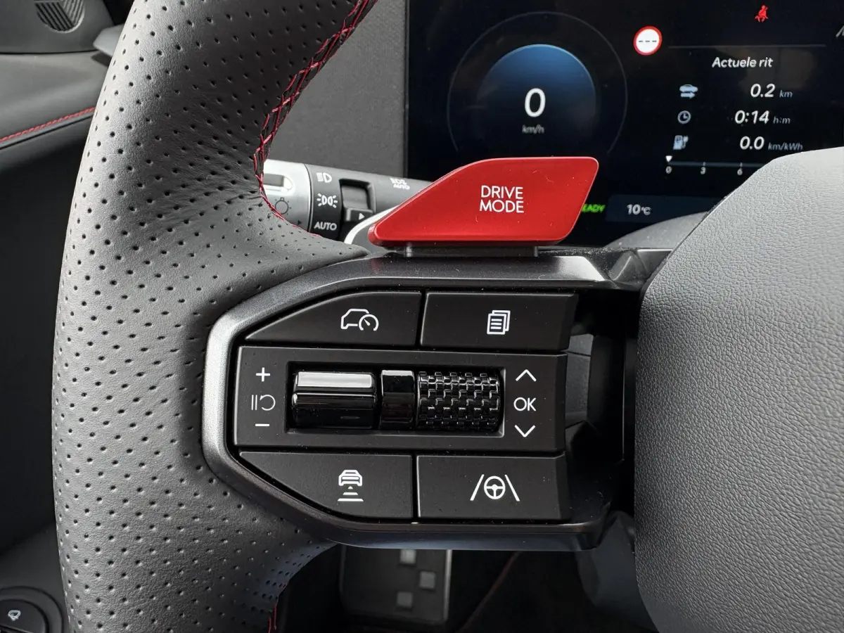 N Line Business 84 kWh / Ultimate Red / 20" lichtmetalen velgen / Apple Carplay/Android Auto / Achterruitrijcamera / Adaptieve Cruise control / DAB ontvanger / Dodehoekdetectie met correctie