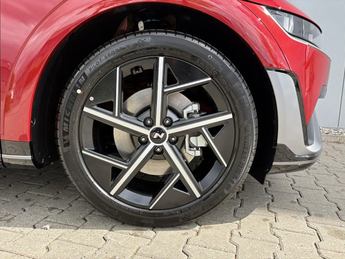 N Line Business 84 kWh / Ultimate Red / 20" lichtmetalen velgen / Apple Carplay/Android Auto / Achterruitrijcamera / Adaptieve Cruise control / DAB ontvanger / Dodehoekdetectie met correctie