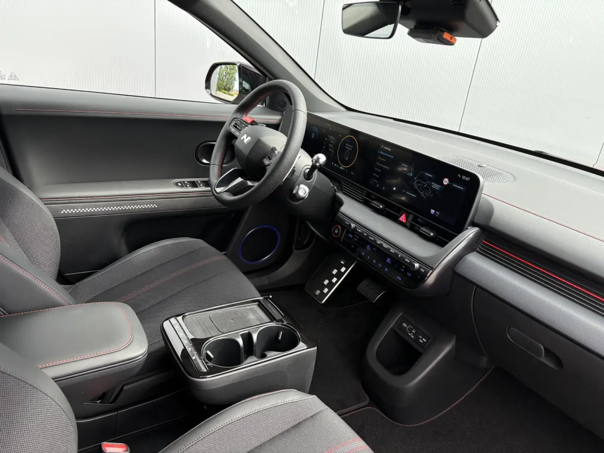 N Line Business 84 kWh / Ultimate Red / 20" lichtmetalen velgen / Apple Carplay/Android Auto / Achterruitrijcamera / Adaptieve Cruise control / DAB ontvanger / Dodehoekdetectie met correctie