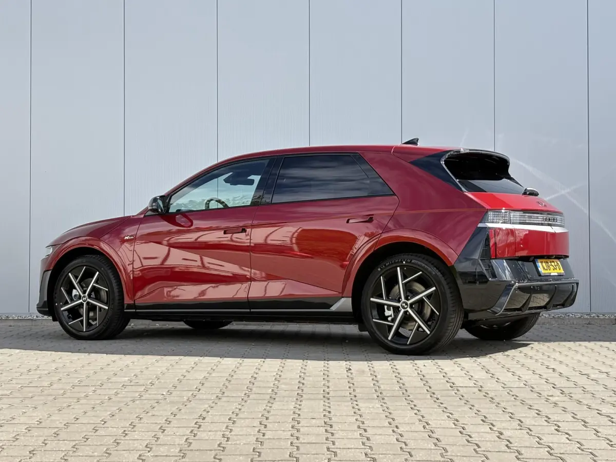 N Line Business 84 kWh / Ultimate Red / 20" lichtmetalen velgen / Apple Carplay/Android Auto / Achterruitrijcamera / Adaptieve Cruise control / DAB ontvanger / Dodehoekdetectie met correctie