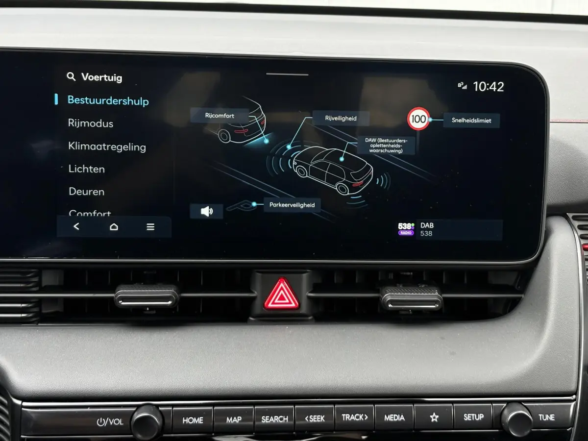 N Line Business 84 kWh / Ultimate Red / 20" lichtmetalen velgen / Apple Carplay/Android Auto / Achterruitrijcamera / Adaptieve Cruise control / DAB ontvanger / Dodehoekdetectie met correctie