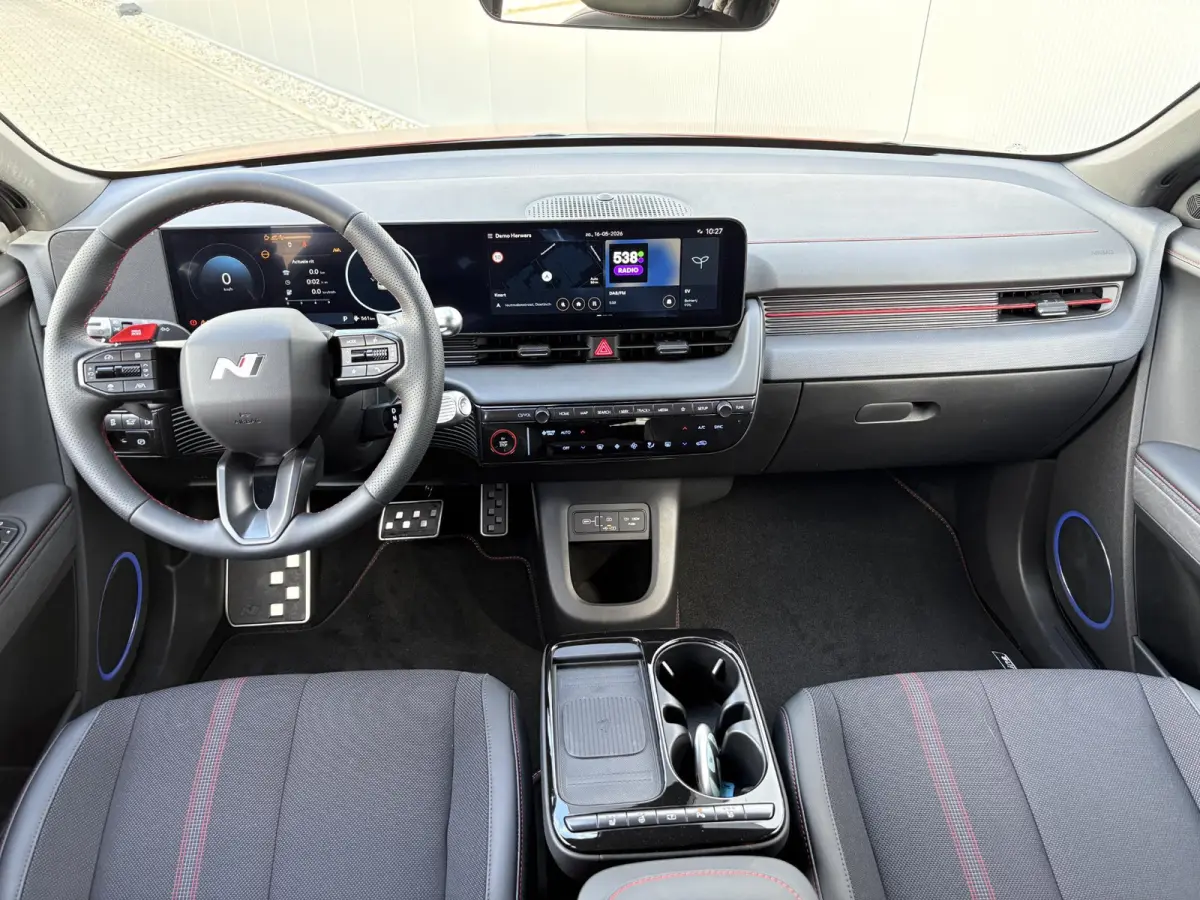 N Line Business 84 kWh / Ultimate Red / 20" lichtmetalen velgen / Apple Carplay/Android Auto / Achterruitrijcamera / Adaptieve Cruise control / DAB ontvanger / Dodehoekdetectie met correctie